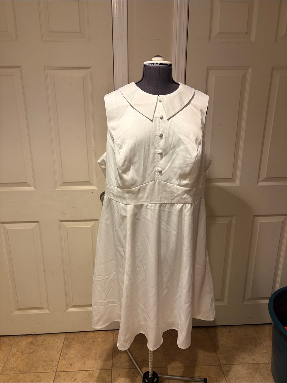 Sleeveless Midi Dress with Peter Pan Collar in White 2X
